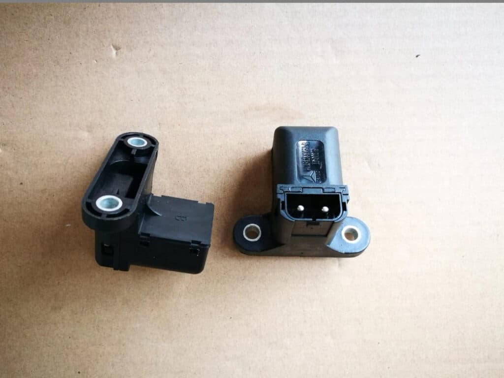 SINOTRUK HOWO Spare parts lock signal switch WG1642440052